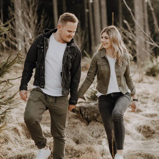 Verlobungsfotos eines Paares in Bewegung